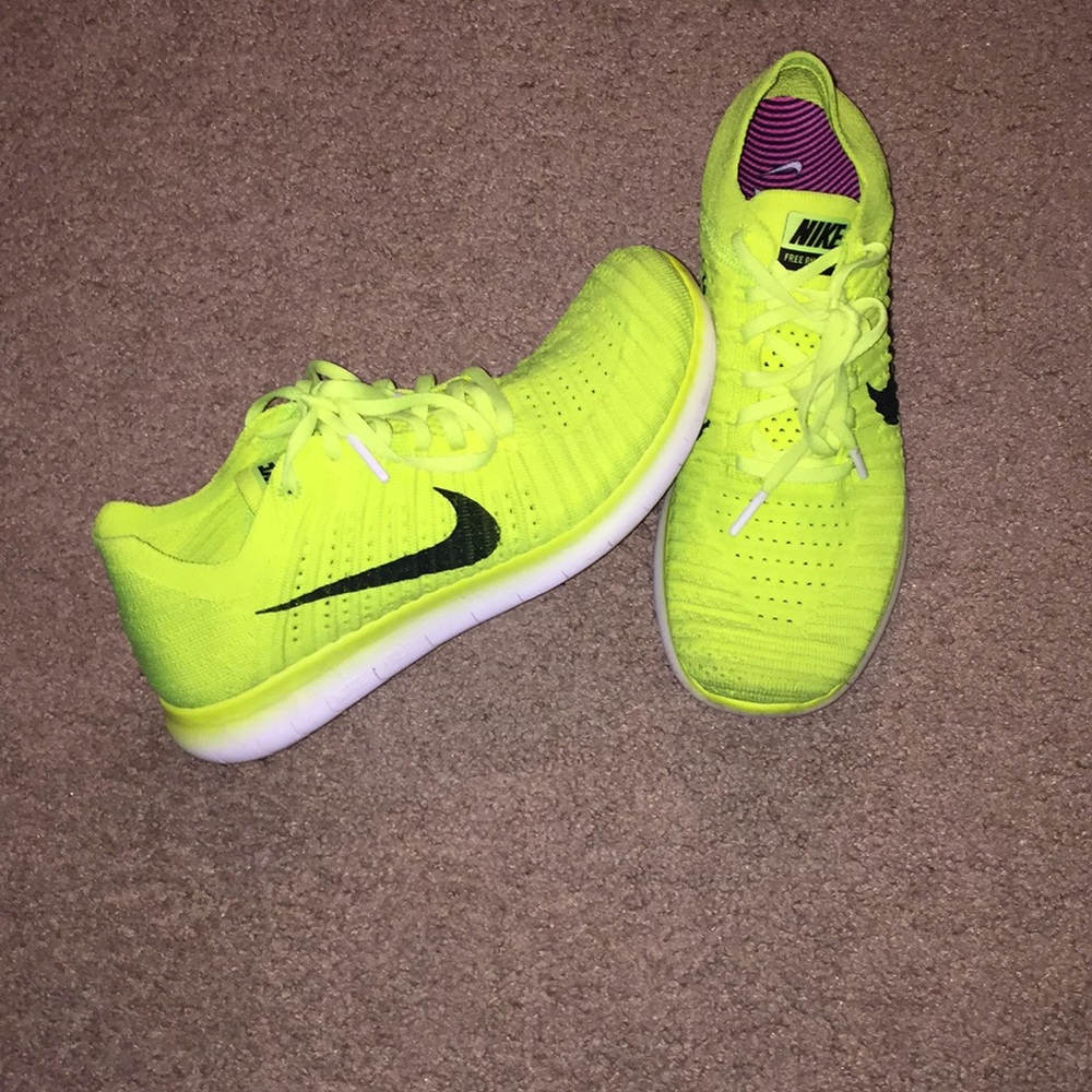 NWOT Nike Reflective Highlighter Flyknit Sneakers